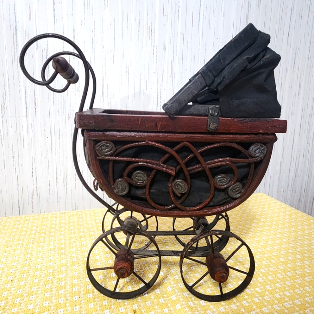 Vintage Wicker Baby Doll Carriage/Buggy Antique
